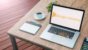 テーブルの上にロゴが映ったパソコン